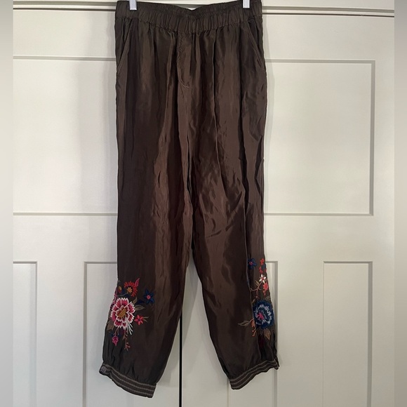 Johnny Was Violette Jogger Pants 
⭐️needs button sewn back on - Picture 1 of 10